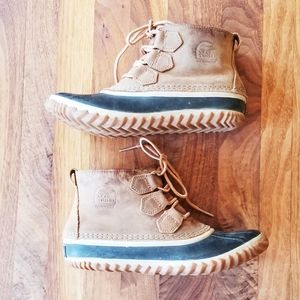 Sorel Out-N-About leather duck boots!